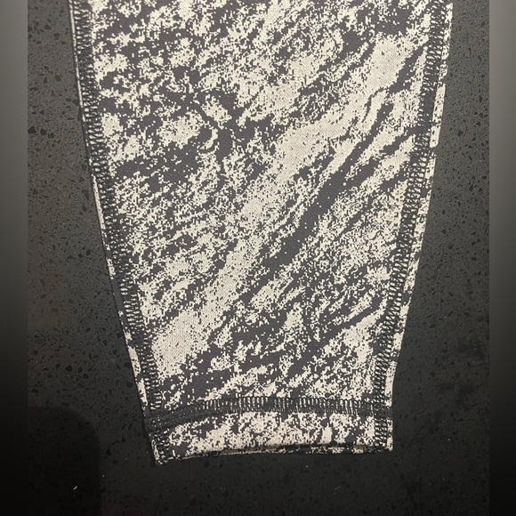 All In Motion Simplicity Marble Print Contour High-Rise 7/8 Leggings size Medium - Picture 9 of 16